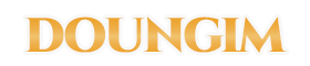 Die Doungim Wortmarke in Weiß mit goldener Kontur auf transparentem Hintergrund (klein)