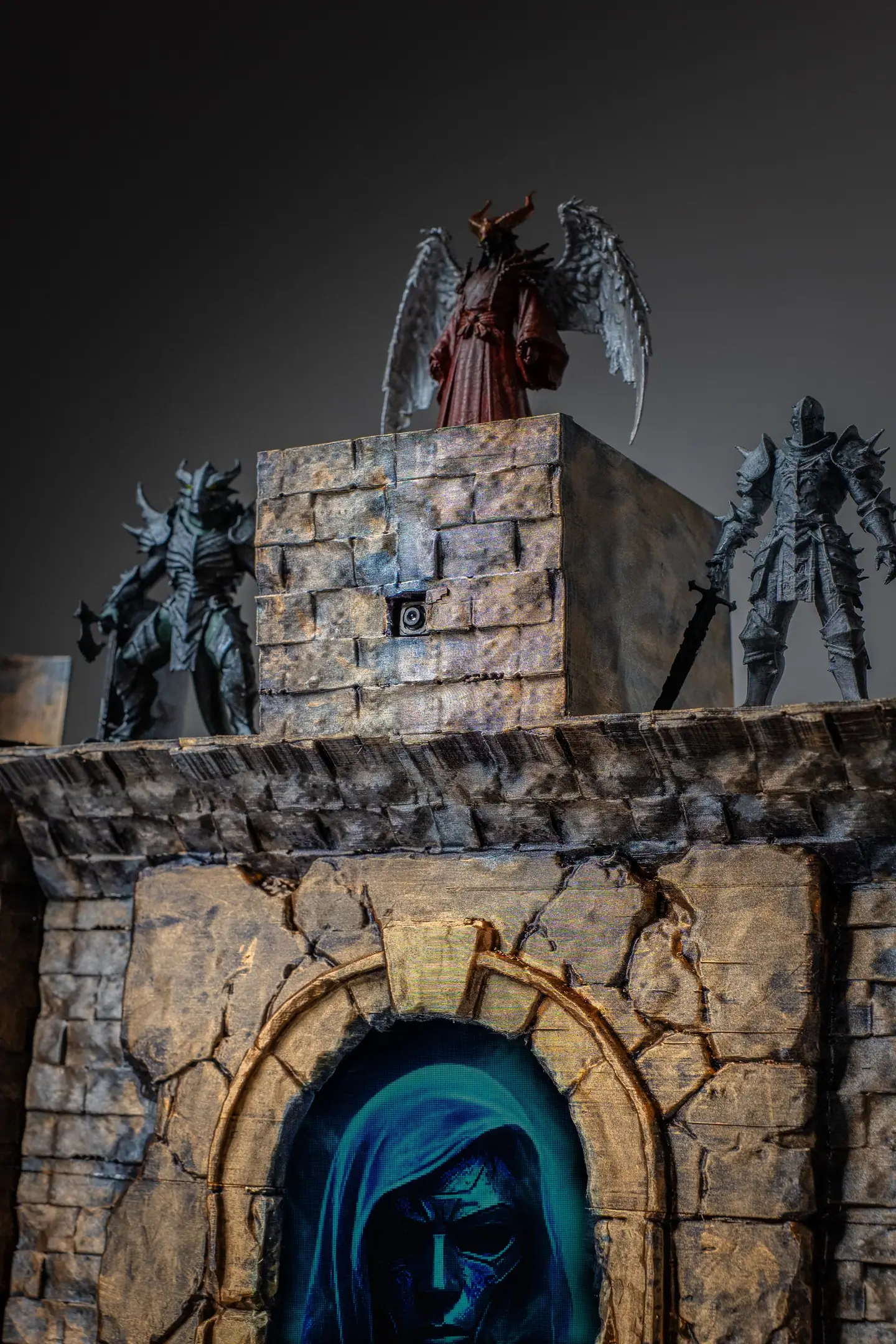 Nahaufnahme der Kamera oben auf der Doungim Tor Einheit, mit Miniaturen auf den Türmen