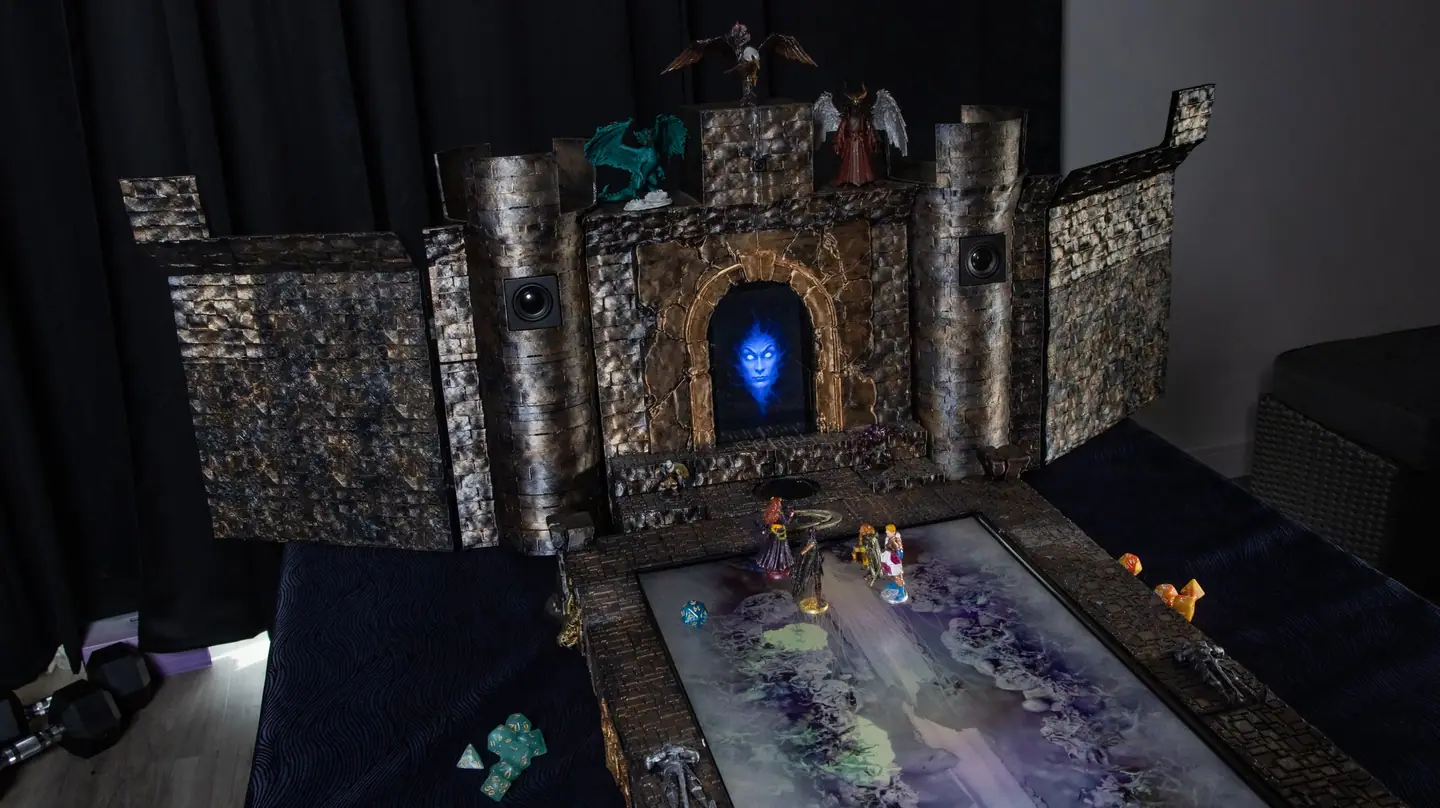 The Doungim console from an angle, with miniatures on a lit map board in front of the gate unit