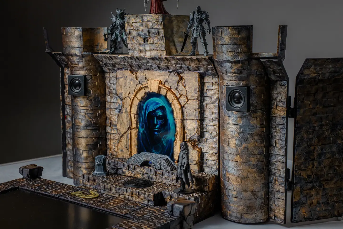 Die Doungim Tor Einheit schräg von vorn, mit Miniaturen auf den Türmen und einer Kapuzengestalt auf dem Bildschirm