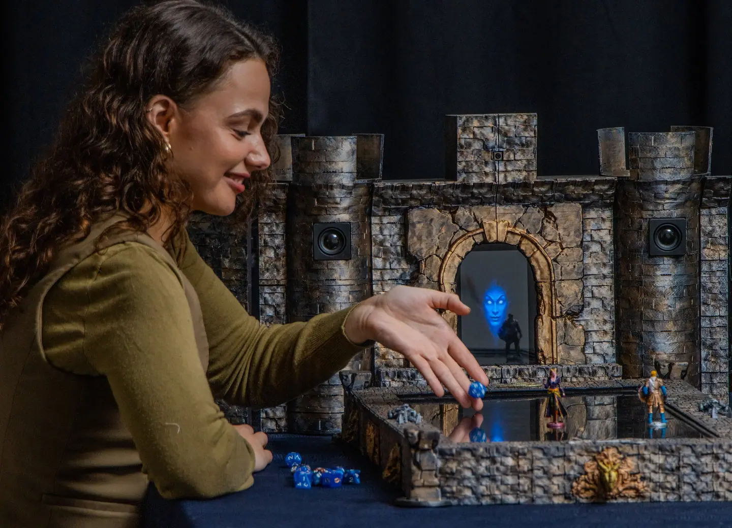 Eine Person greift über das Doungim Kartenbrett zu den Miniaturen