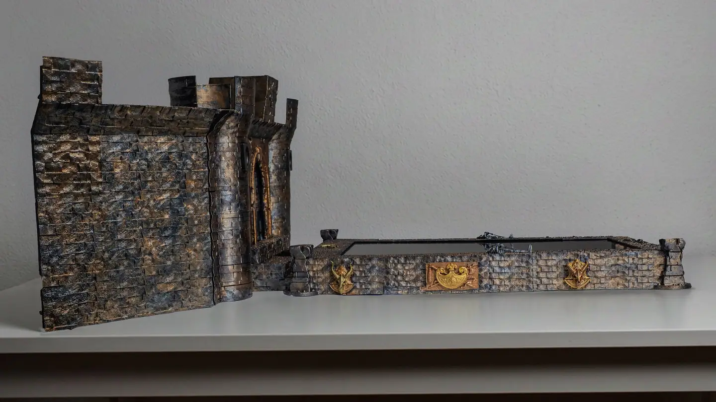 Seitenansicht der Doungim Konsole mit dem flachen Kartenbrett und der höheren Tor Einheit
