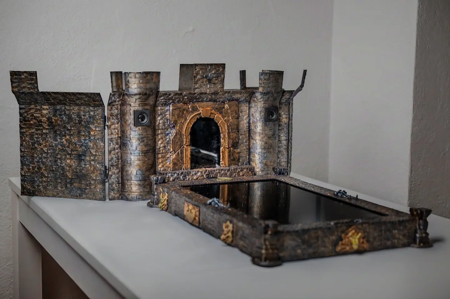 Die ganze Doungim Konsole von links: das Kartenbrett vor der Burgtor Einheit auf einem weißen Tisch