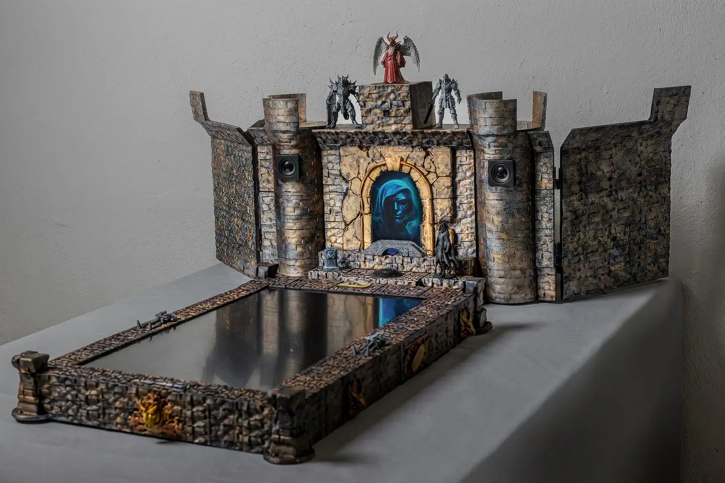 Die ganze Doungim Konsole von rechts, mit Miniaturen auf den Burgtürmen
